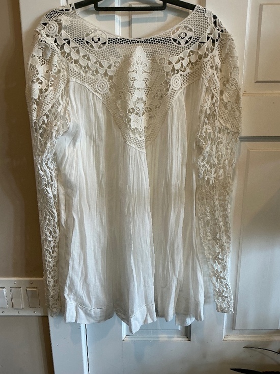 Made In India Tops - Gorgeous lace covered top!